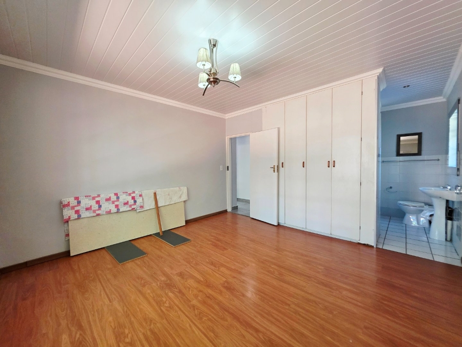 5 Bedroom Property for Sale in Langenhovenpark Free State